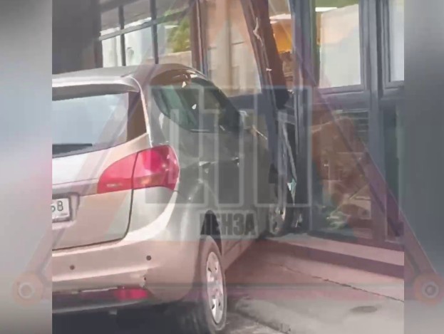 В Пензе снова машина въехала в здание магазина