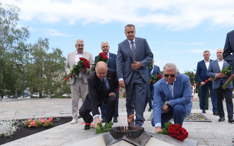 Пенза: парламентарии Приволжья возложили цветы к Монументу Славы