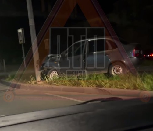 Жесткое столкновение легковушки со столбом в Пензе сняли на видео
