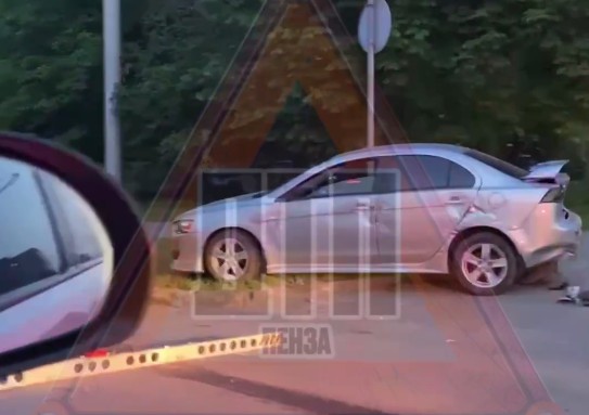 В Пензе две легковушки столкнулись в Арбеково, одна вылетела на газон
