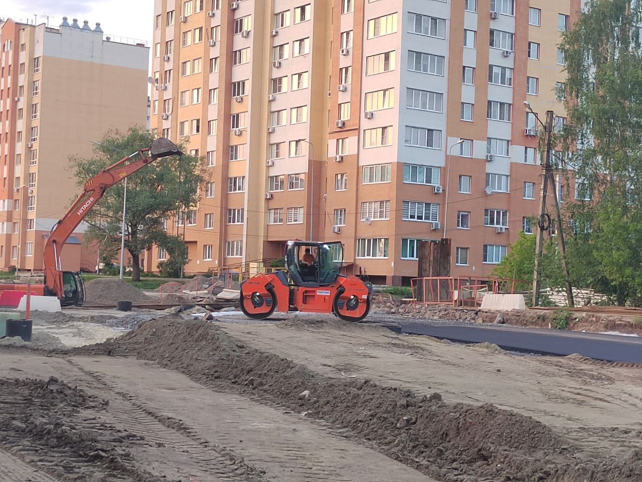 Уже кладут асфальт: стройка новой дороги на Антонова — Измайлова идет к концу