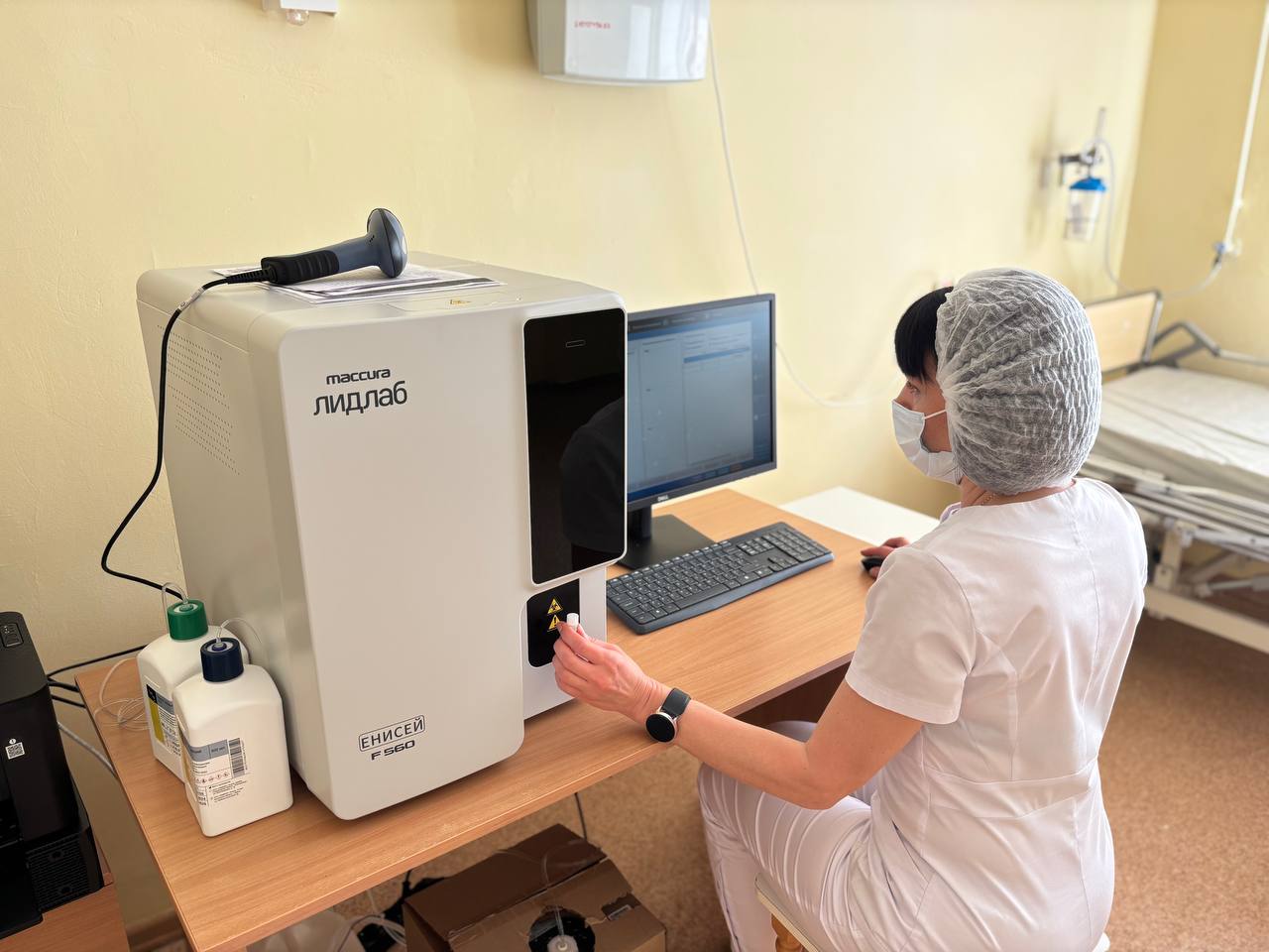 Детская больница Филатова получила современный анализатор крови