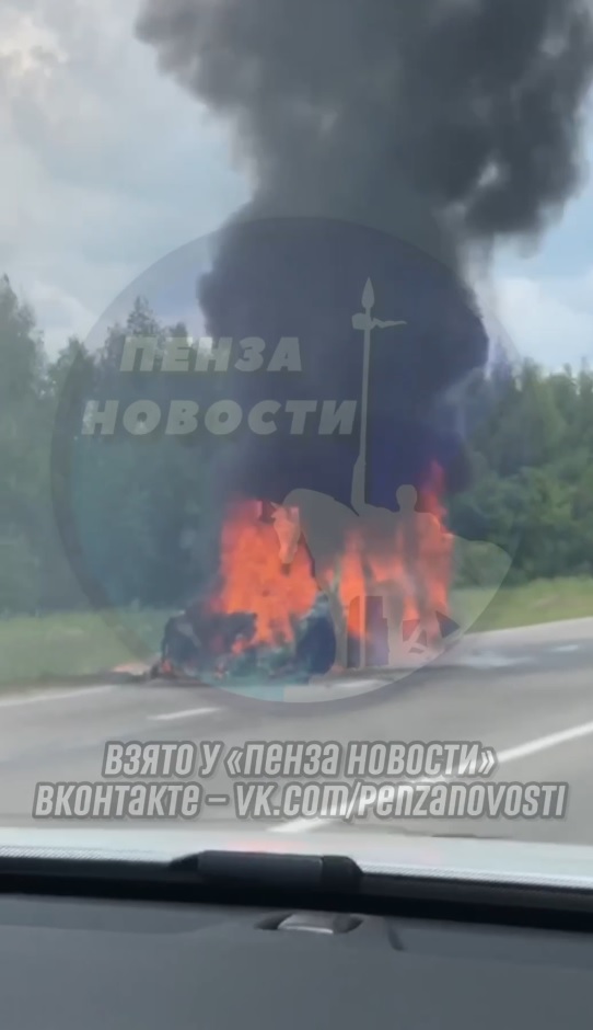 Выезжали четверо пожарных: иномарка сгорела дотла на трассе под Пензой