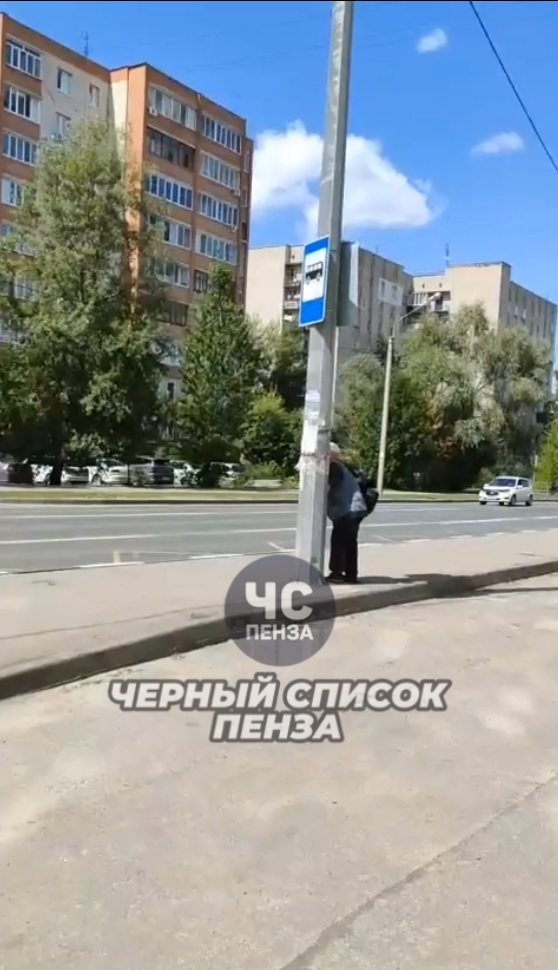 Нет павильона: в Пензе пассажиры вынуждены прятаться от солнца в тени столба