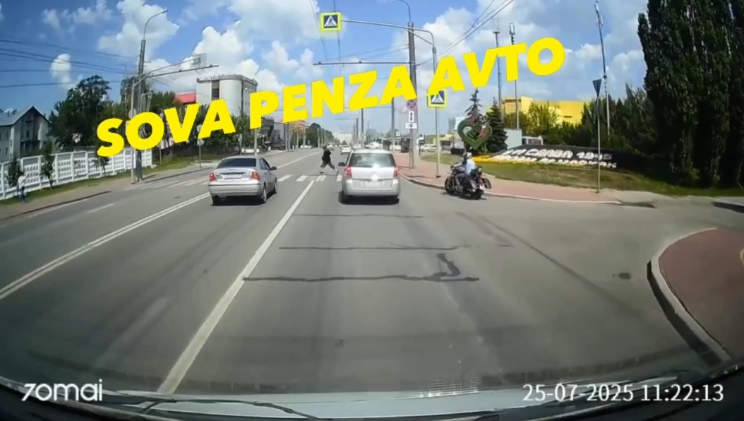В Пензе автомобилистка сбила пешехода на «зебре»: шокирующее видео попало в сеть