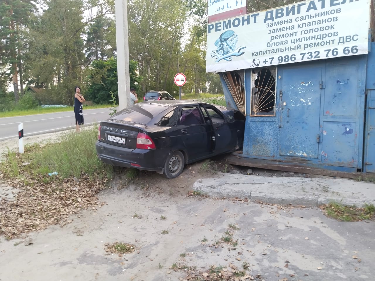 Влетел в ларек и скрылся: спасатели оцепили место ДТП в Городищенском районе