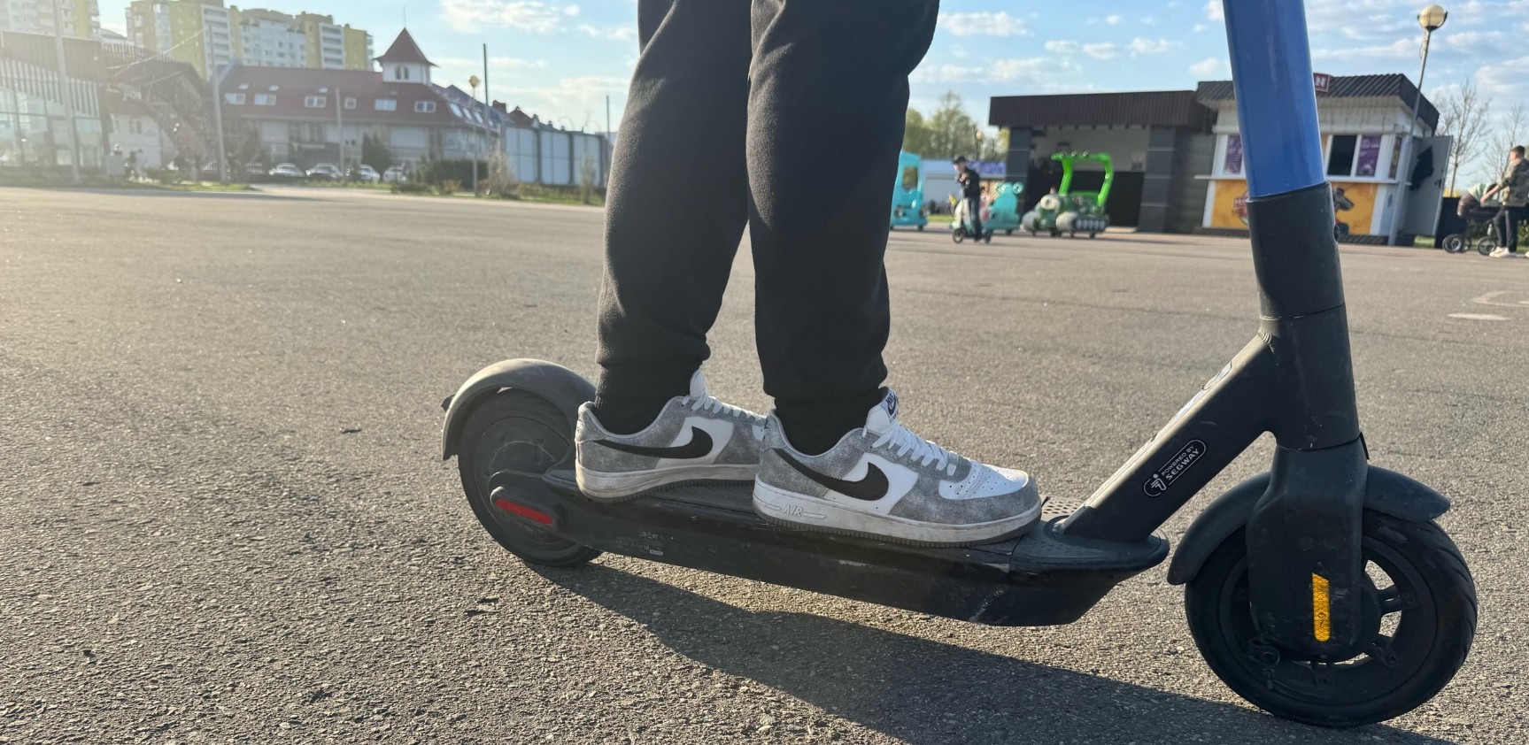 В Сердобском районе автомобиль сбил электросамокат с двумя подростками