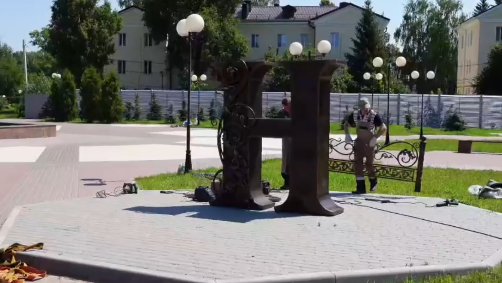 В Никольске на главной площади появилась гигантская буква «Н»