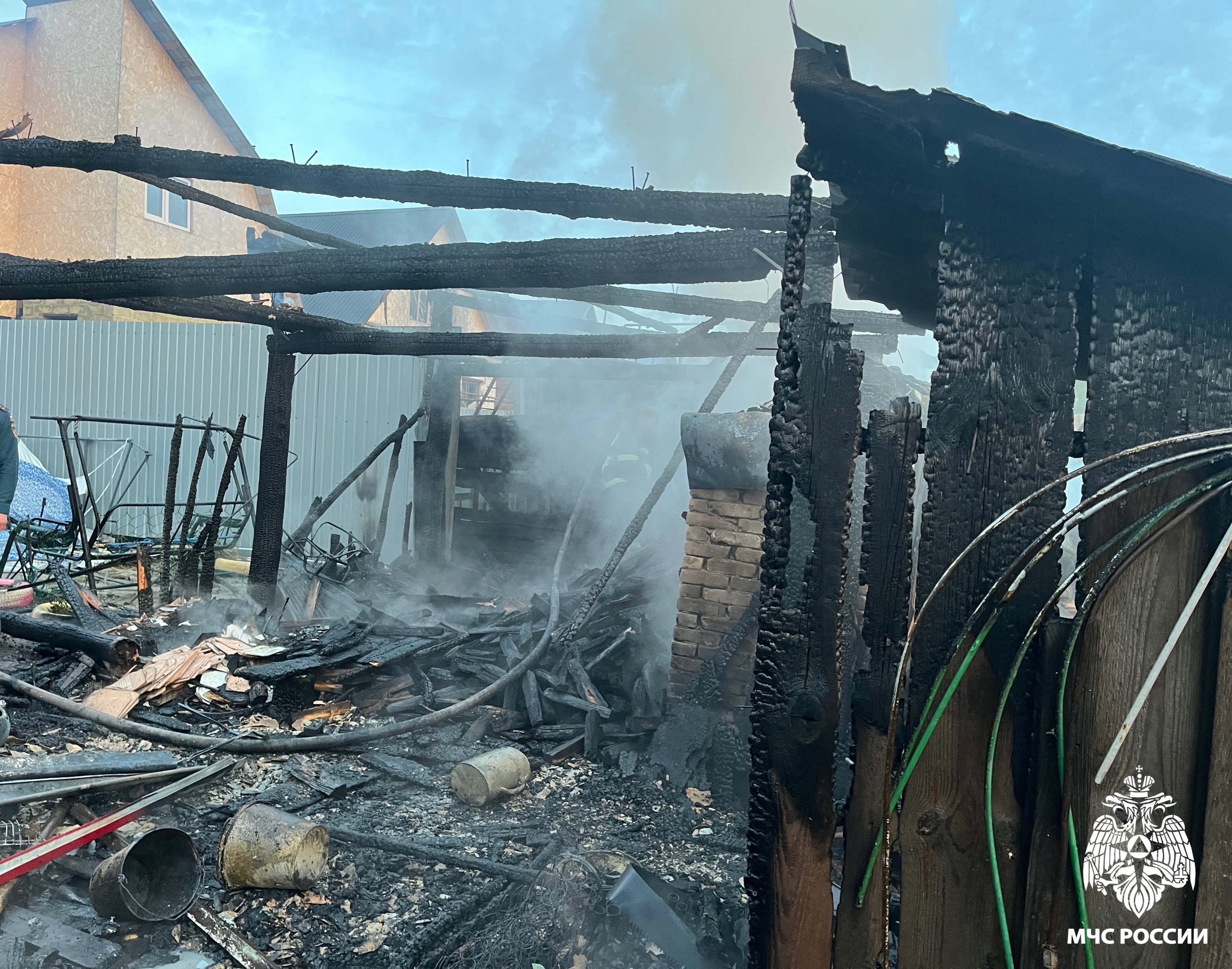 Пожар в Кузнецком районе: сгорел сарай, повреждены надворные постройки