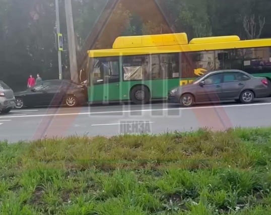 В Арбеково автобус въехал в легковой автомобиль