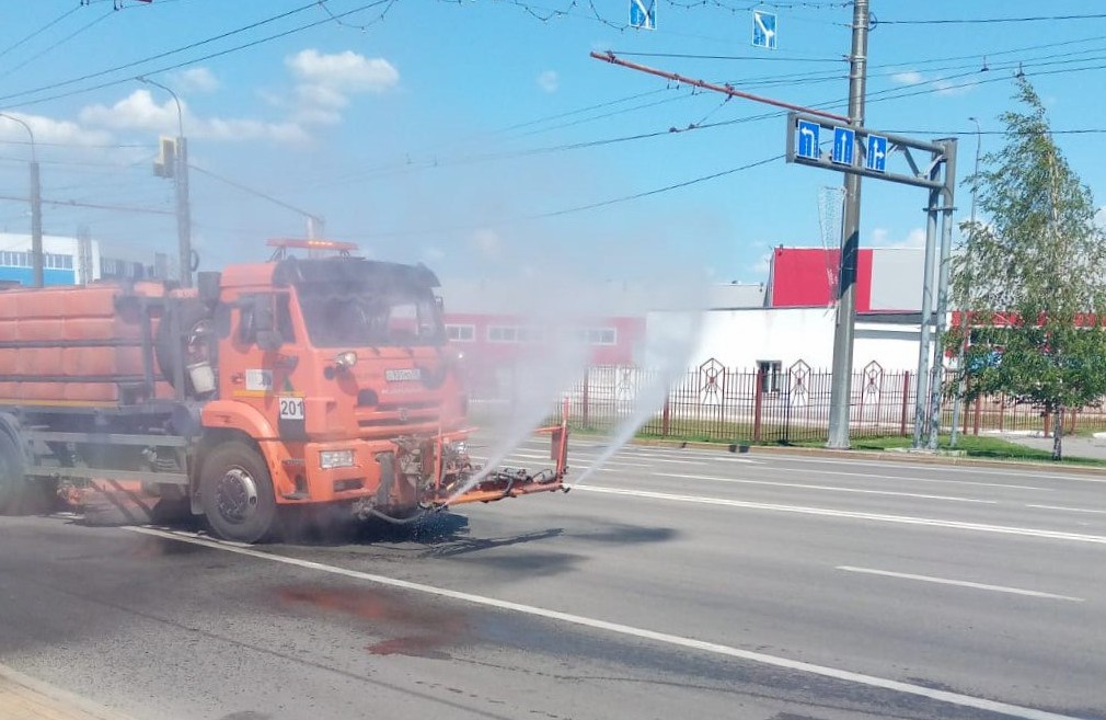 Борьба со зноем: в Пензе улицы охлаждают 20 поливальных машин