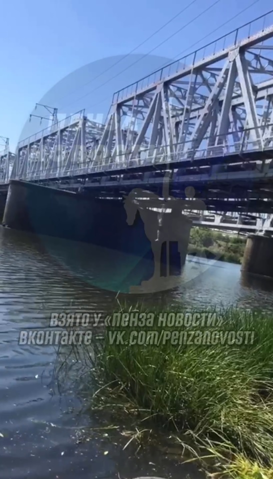 В Пензе мальчик прыгнул с железнодорожного моста в Суру – кадры попали в сеть