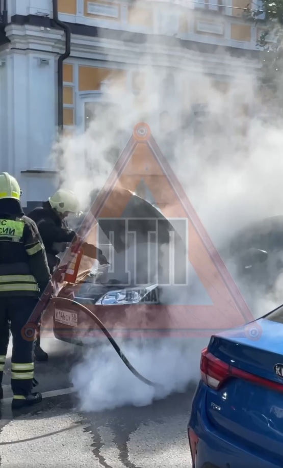 В центре Пензы загорелась иномарка: на улице Пушкина работали пожарные