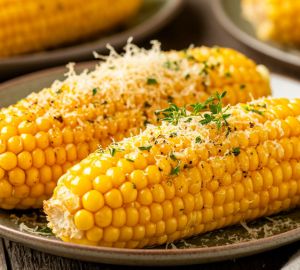 Запеченная кукуруза с ароматным маслом и пармезаном