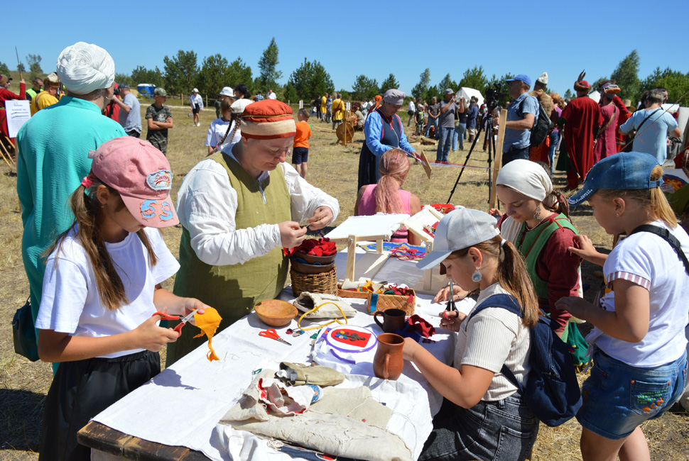 Тысячи гостей ожидают на военно-историческом фестивале в Кузнецком районе