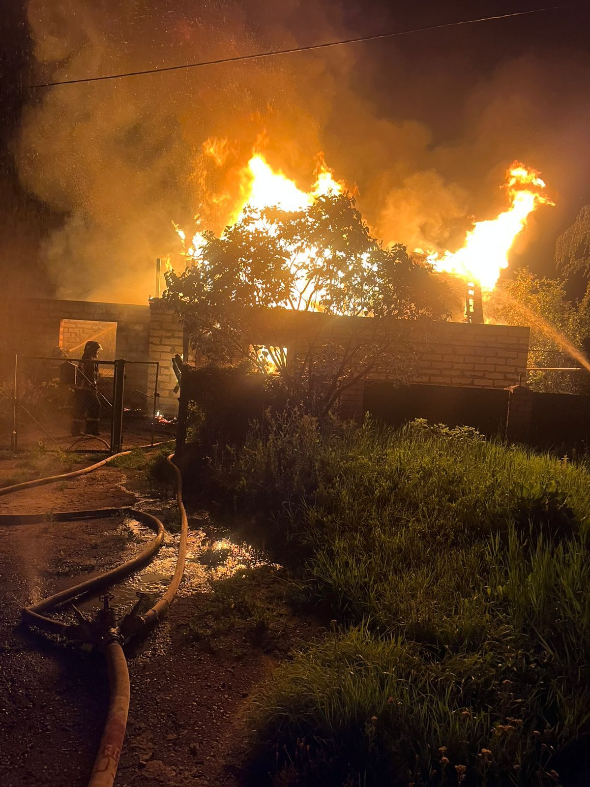 Ночной пожар уничтожил дом в Пензенском районе, выезжали спасатели