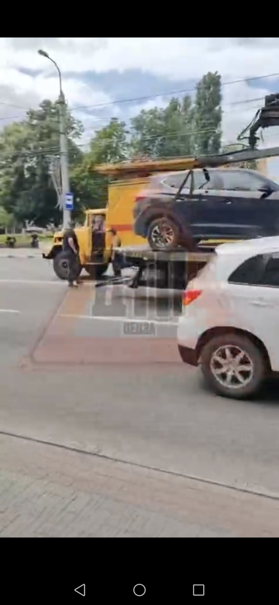 Эвакуатор повредил троллейбусные линии на Кирова, движение затруднено