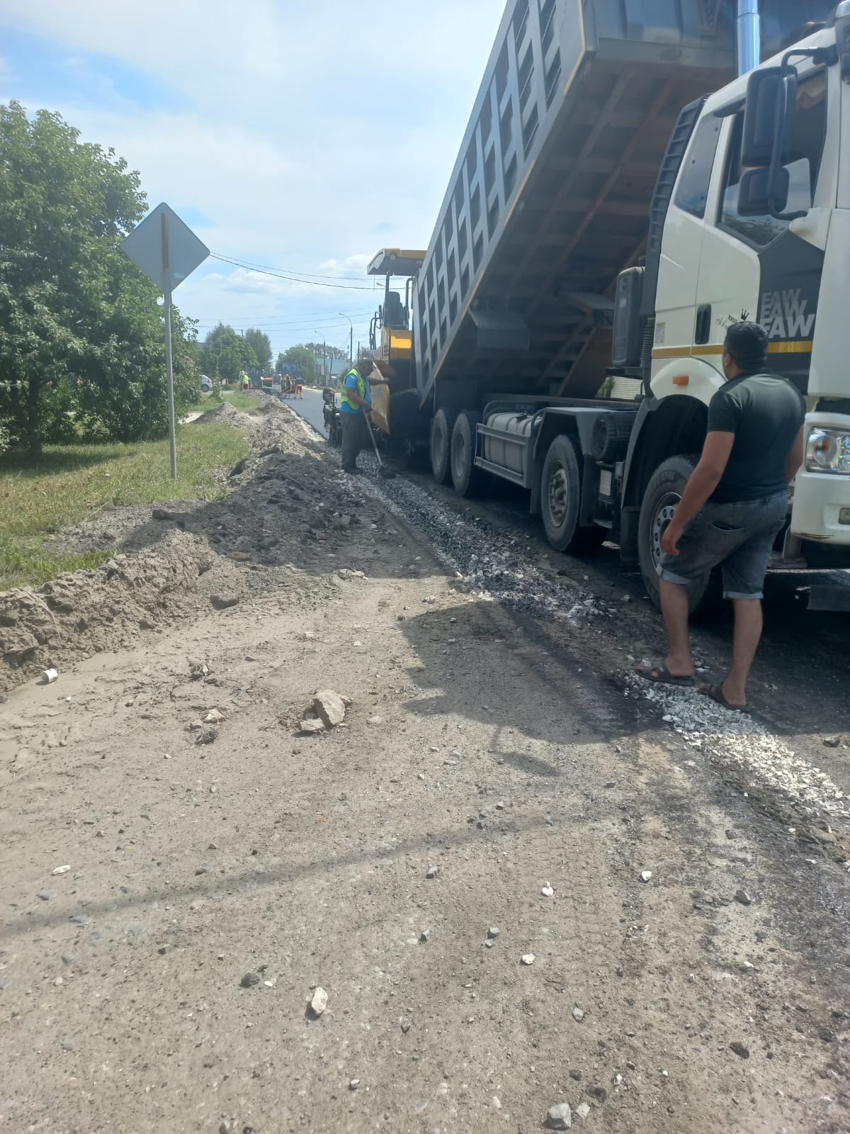 В Кузнецке на улице Октябрьской начали укладывать асфальт