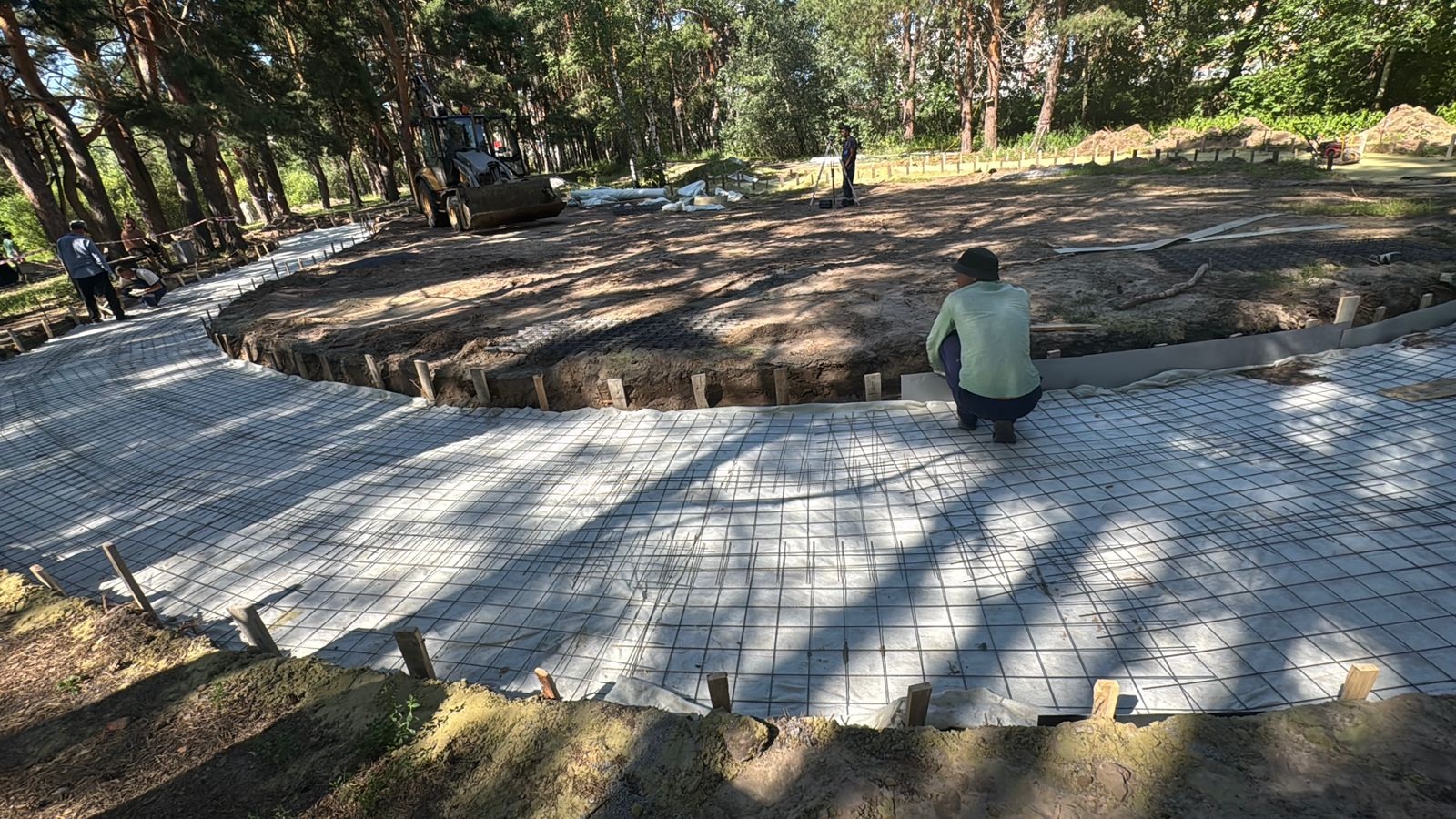 В пензенском парке «Семейный» начали укладку экологичных дорожек