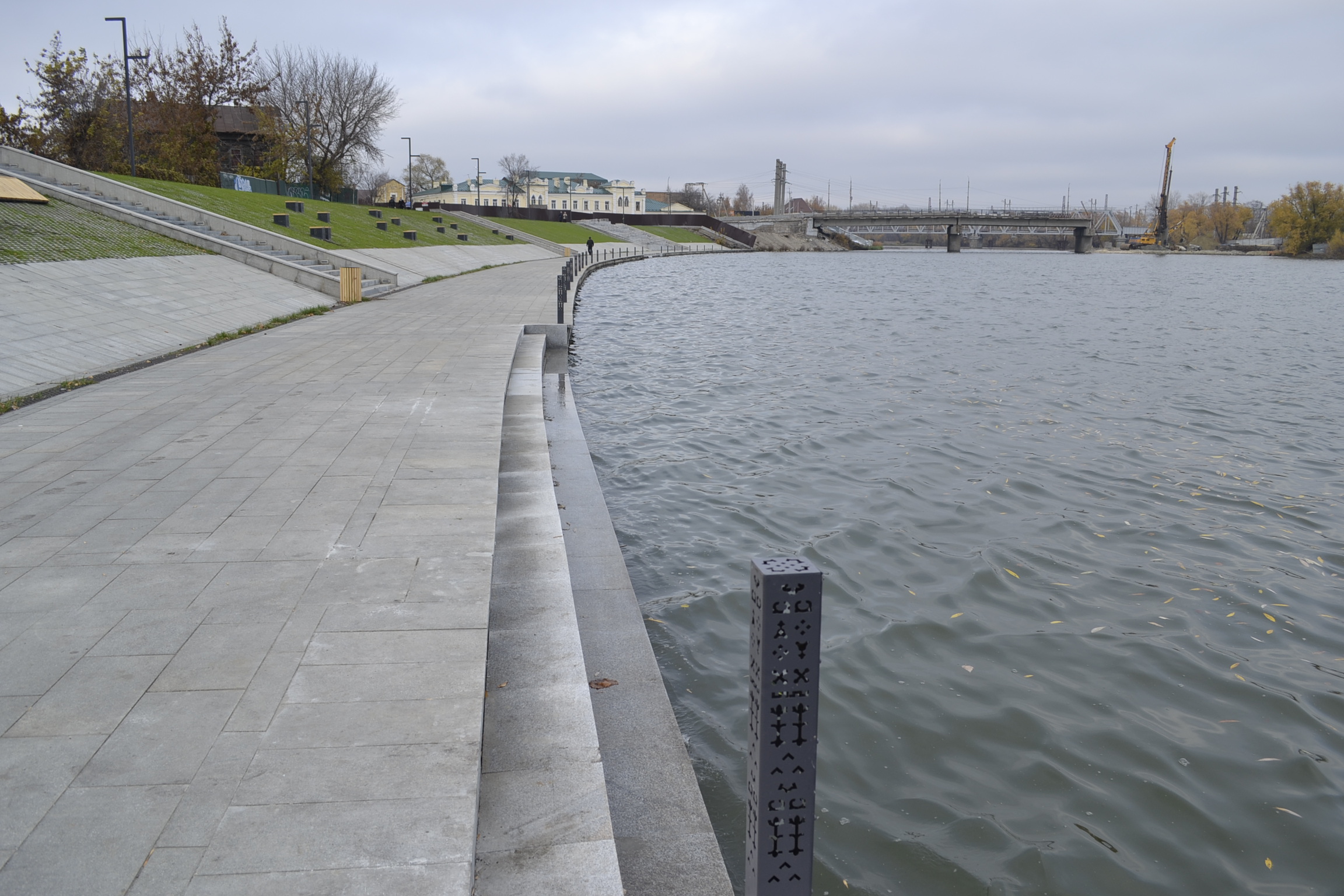 Камеры не помогли: в Пензе вандалы снова разгромили туалет на набережной