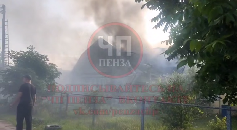 Пожар уничтожил трехквартирный дом в поселке Мичуринский