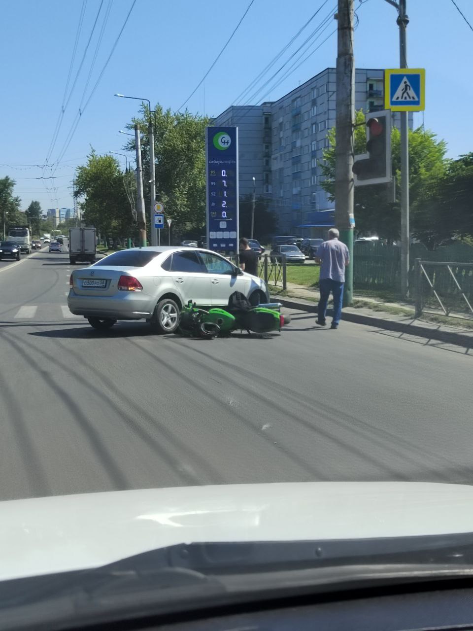 Кинулся под колеса: утром в Пензе мотоциклист влетел в легковушку