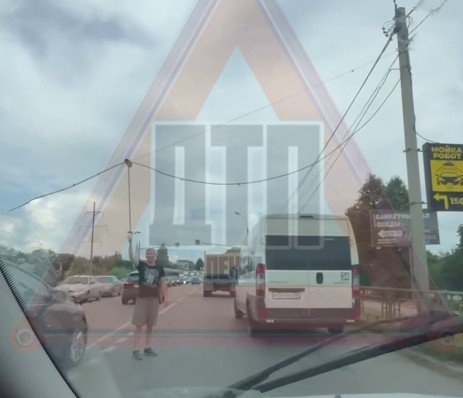 Рухнувший светофор парализовал движение на улице 40 лет Октября в Пензе