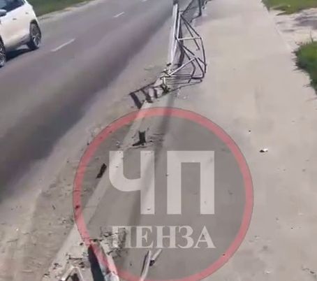 В Пензе автомобиль протаранил ограждение на улице Терновского