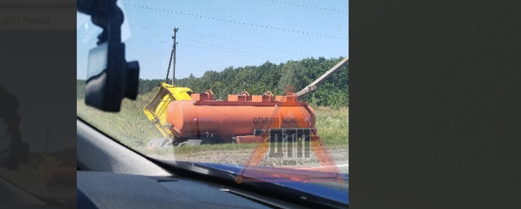 На рухнувший в кювет бензовоз упали провода с током в Пензенской области
