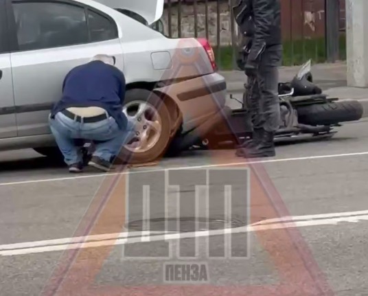 Мотоцикл угодил под машину на улице Урицкого в Пензе