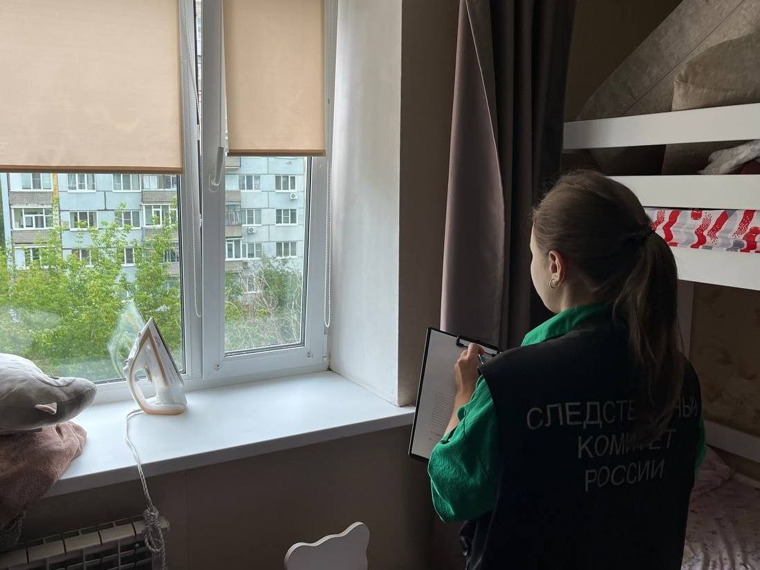 В Пензе трехлетняя девочка выпала из окна четвертого этажа: начата проверка