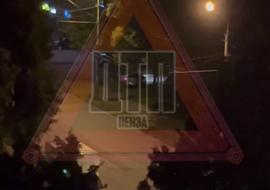 В Пензе автомобиль врезался в дерево из-за лопнувшего колеса