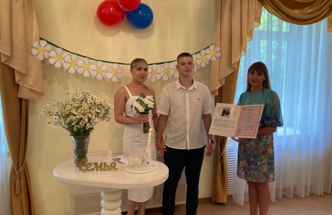 В Кузнецке шесть пар заключили брак в День семьи, любви и верности