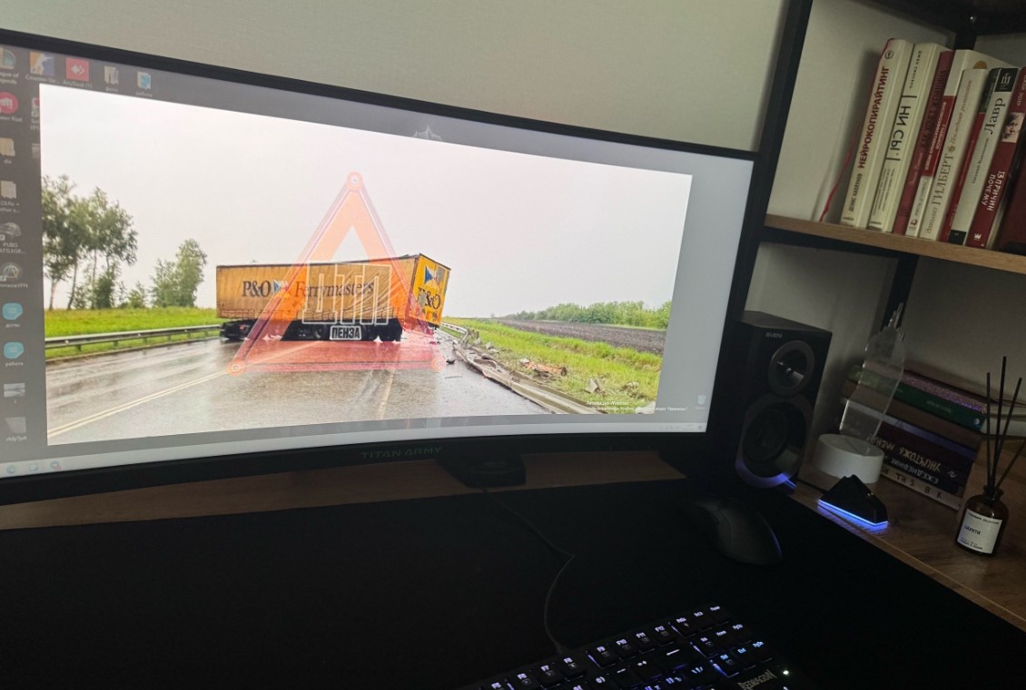 Фура перегородила дорогу после ДТП под Пензой