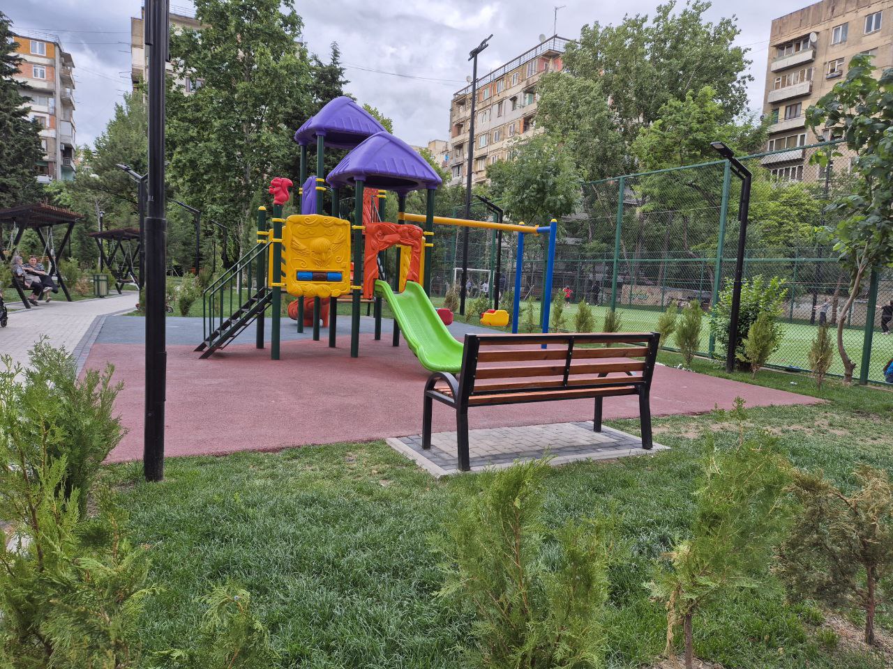 Горка завалилась: в Пензе обещают демонтировать опасную детскую площадку