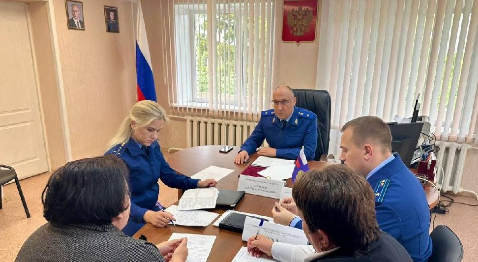 Прокурор области проверил дороги и жилье для сирот в Лопатинском районе
