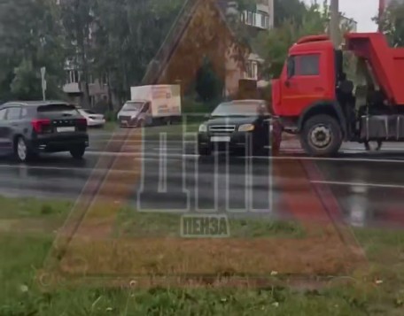 В Пензе столкнулись фура и легковушка, образовалась пробка