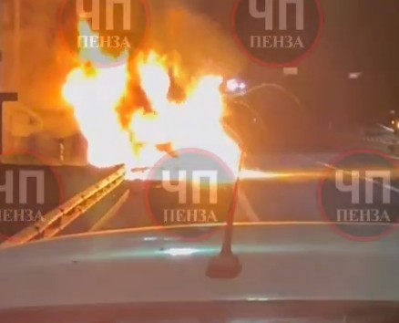 Микроавтобус сгорел на дороге в Мокшанском районе