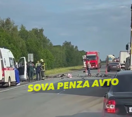 Легковушку смяло после столкновения с фурой на трассе в Пензенской области