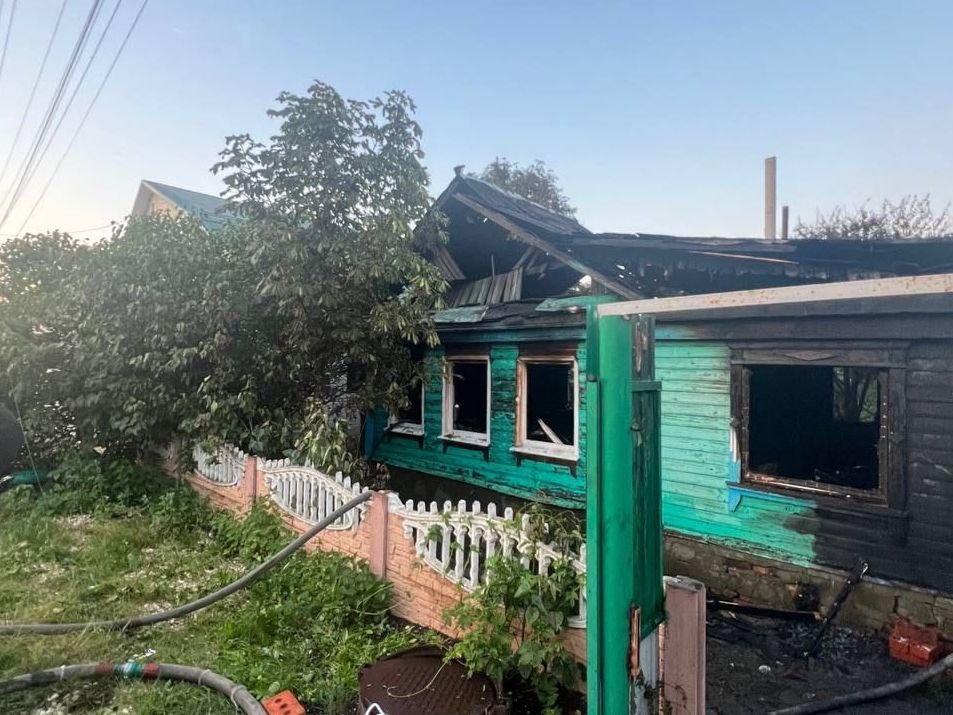 В Пензе ищут причину смерти мужчины на пожаре в доме на Славянском проезде