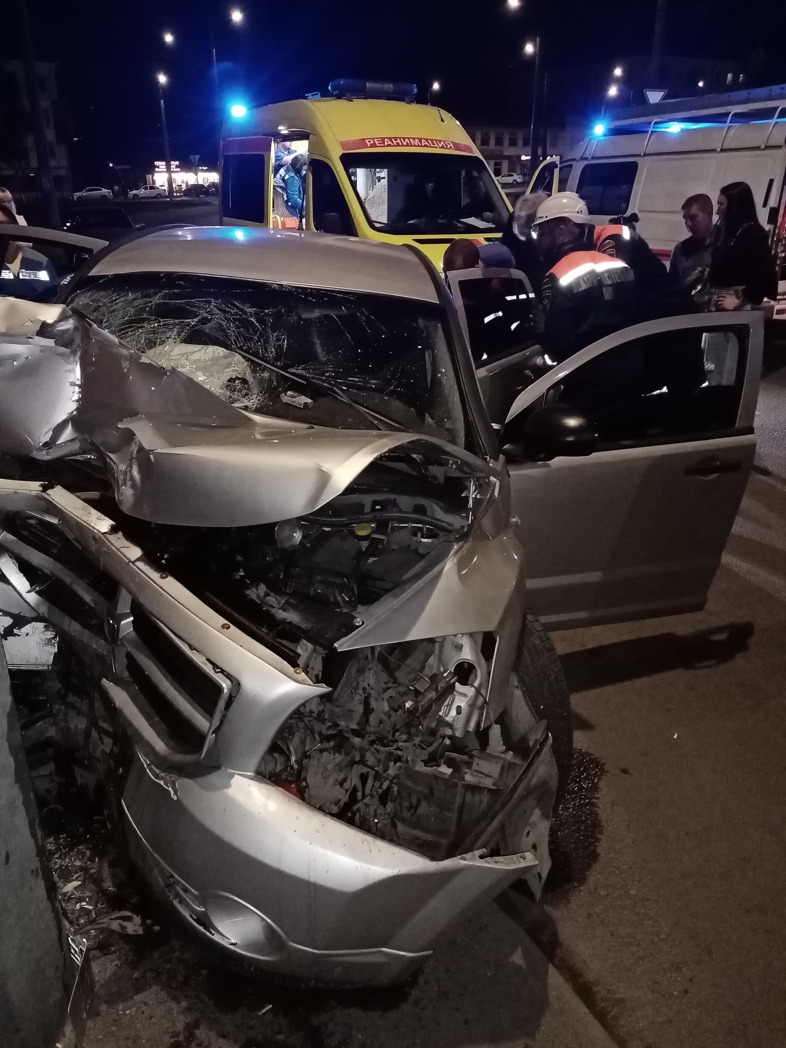 Ночное ДТП в Пензе: машина врезалась в столб на улице Ленина