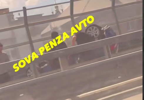 Перевернутый автомобиль заметили на мосту Капашина в Пензе