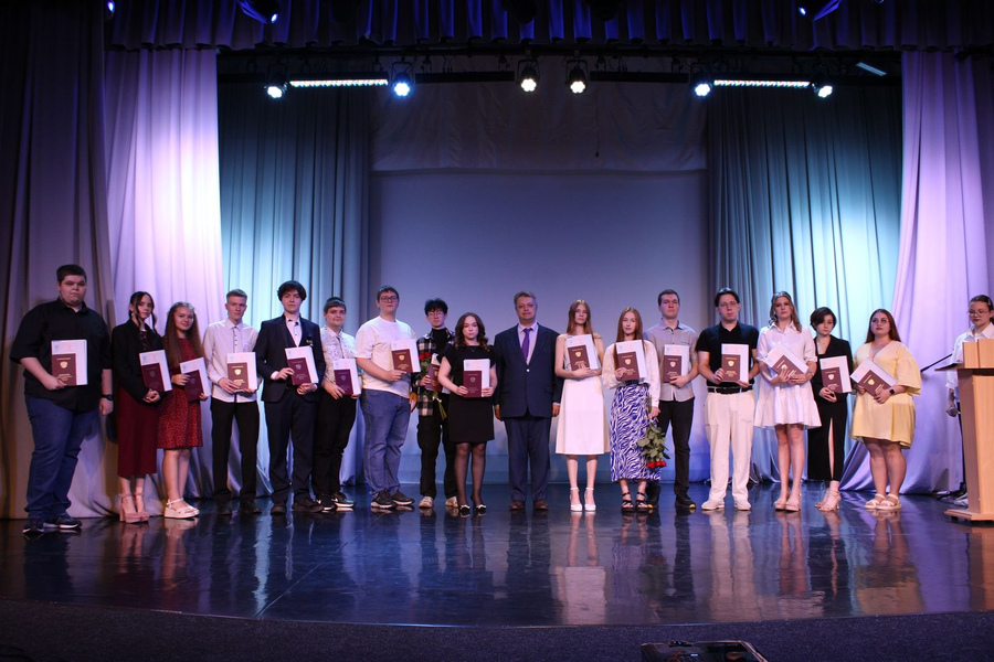 Валерий Чуйков поздравил выпускников Зареченского технологического института