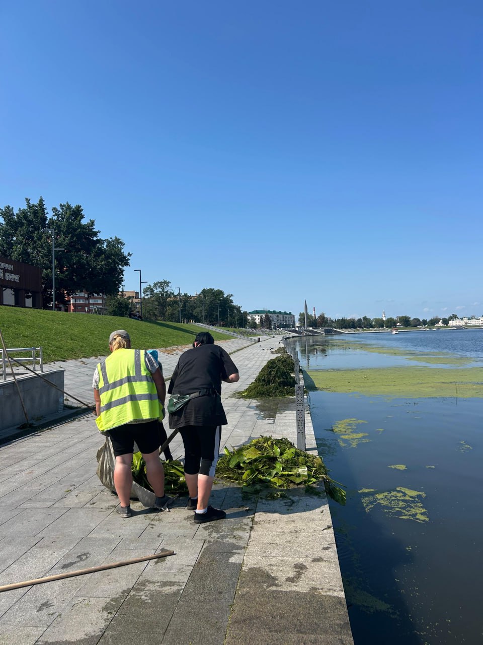 В Пензе чистят Суру в районе набережной