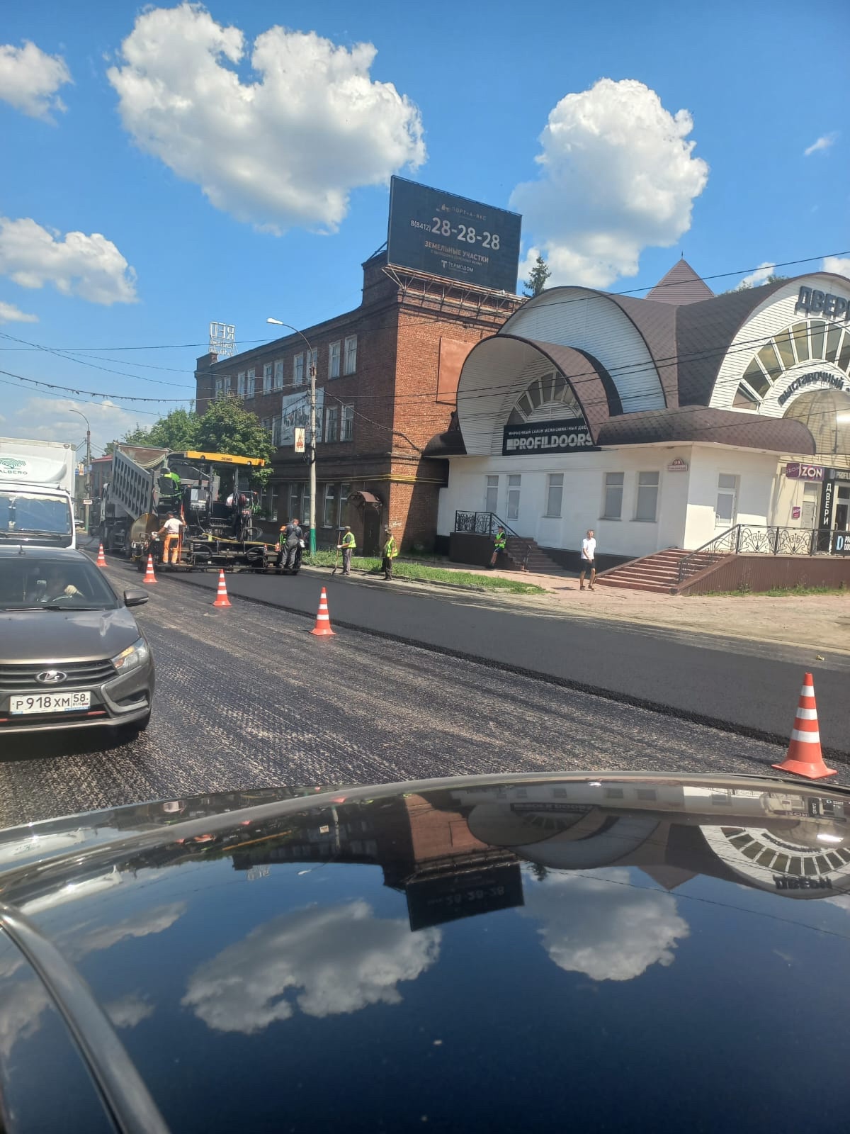 На улице Стекловской в Кузнецке начали укладывать асфальт