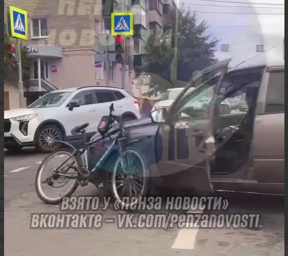 В Пензе велосипедиста сбили на перекрестке: удар пришелся на лобовое стекло