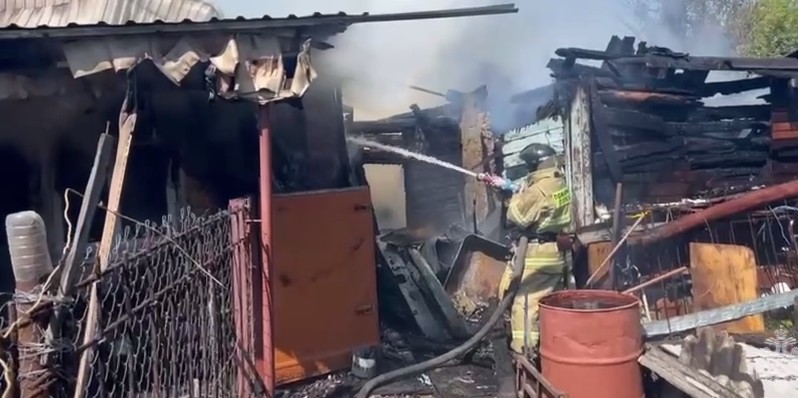 В Пензе сгорел двухквартирный деревянный дом