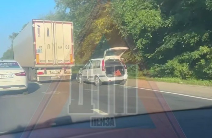 Столкновение легковушки и фуры парализовало движение на трассе М5