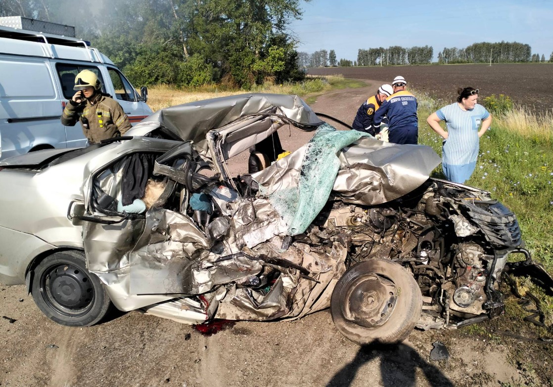 Машина всмятку: появились фото с места ДТП под Пензой, где погибли двое детей