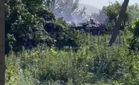 В Шемышейском районе горит заброшенный дом